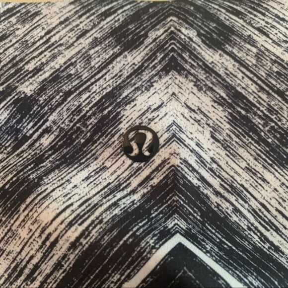 Lululemon Hot To Street Crop Size: 4 - Picture 11 of 12